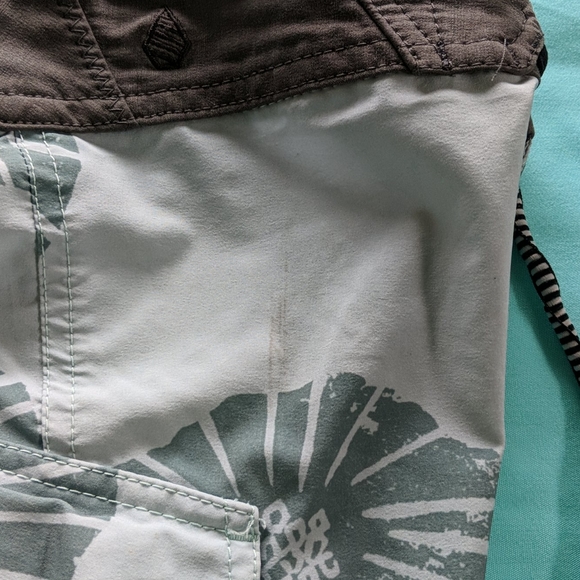 Boys Volcom surf shorts Size 26 - Picture 5 of 6